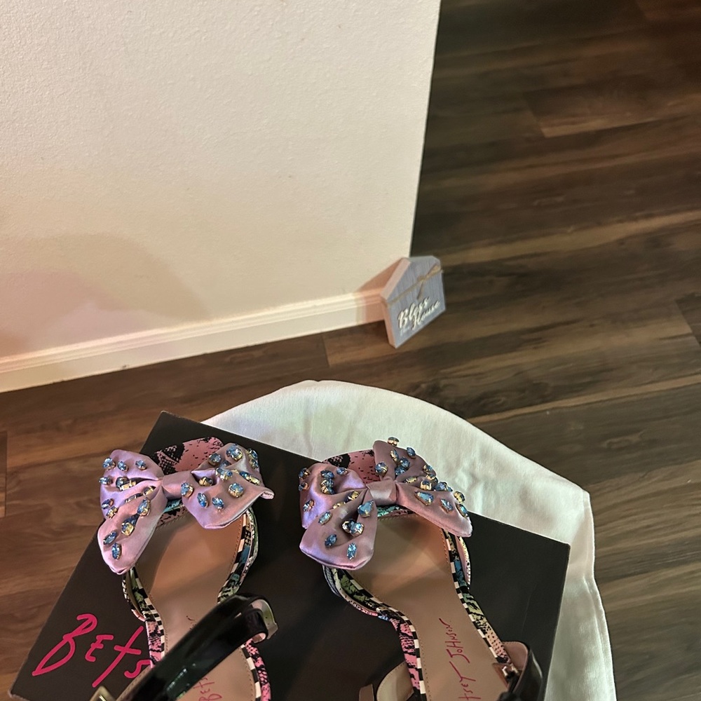 Betset Johnson size 8 1/2 color rainbow